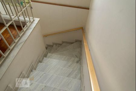 Casa à venda com 365m², 4 quartos e 4 vagasEscada