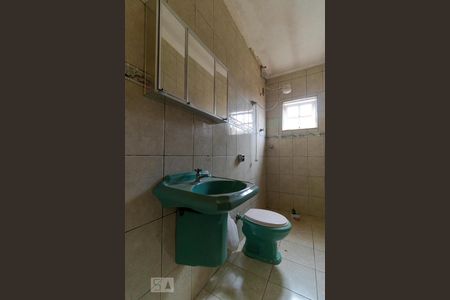 Casa à venda com 130m², 4 quartos e 3 vagasBanheiro 01 (Fundos)