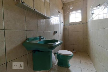 Casa à venda com 130m², 4 quartos e 3 vagasBanheiro 01 (Fundos)