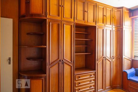 Apartamento para alugar com 220m², 4 quartos e 2 vagas Apartamento para alugar com 220m², 4 quartos e 2 vagasArmário do Quarto 4