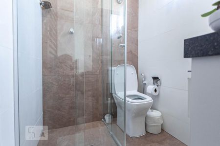 Banheiro da suíte de apartamento para alugar com 1 quarto, 30m² em Santa Tereza, Belo Horizonte