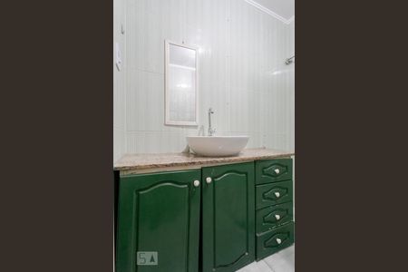 Banheiro de apartamento para alugar com 1 quarto, 48m² em Rubem Berta, Porto Alegre