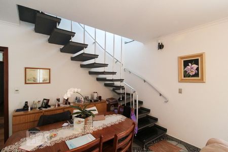 Casa à venda com 206m², 5 quartos e 2 vagasEscada