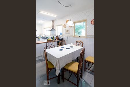 Casa à venda com 440m², 5 quartos e 4 vagasCopa / Cozinha