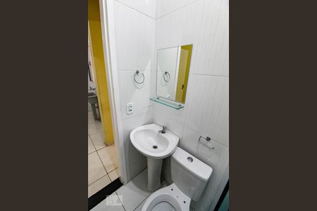 Banheiro de casa para alugar com 1 quarto, 40m² em Jardim Santa Bárbara, Guarulhos