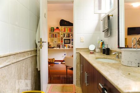 Casa à venda com 400m², 5 quartos e 4 vagasBanheiro da Suíte 2