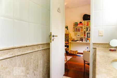 Casa à venda com 400m², 5 quartos e 4 vagasBanheiro da Suíte 2