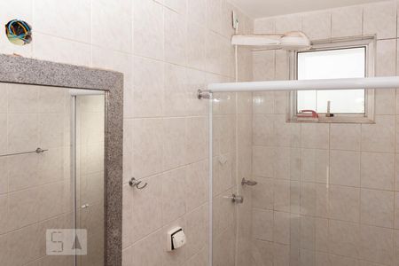 Banheiro de apartamento para alugar com 2 quartos, 60m² em Santa Mônica, Uberlândia