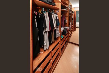 Casa de condomínio à venda com 280m², 4 quartos e sem vaga Casa de condomínio à venda com 280m², 4 quartos e sem vagaCloset Suíte