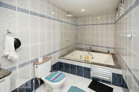 Casa de condomínio à venda com 280m², 4 quartos e sem vaga Casa de condomínio à venda com 280m², 4 quartos e sem vagaBanheiro Suíte