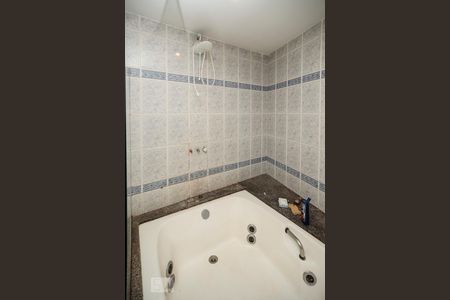 Casa de condomínio à venda com 280m², 4 quartos e sem vaga Casa de condomínio à venda com 280m², 4 quartos e sem vagaBanheiro Suíte