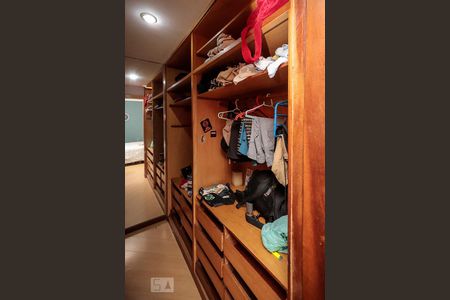 Casa de condomínio à venda com 280m², 4 quartos e sem vaga Casa de condomínio à venda com 280m², 4 quartos e sem vagaCloset Suíte