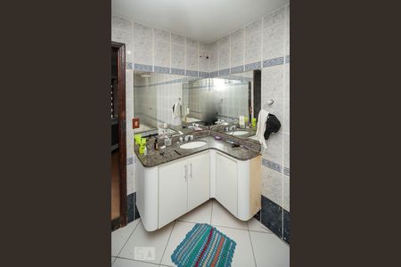 Casa de condomínio à venda com 280m², 4 quartos e sem vaga Casa de condomínio à venda com 280m², 4 quartos e sem vagaBanheiro Suíte