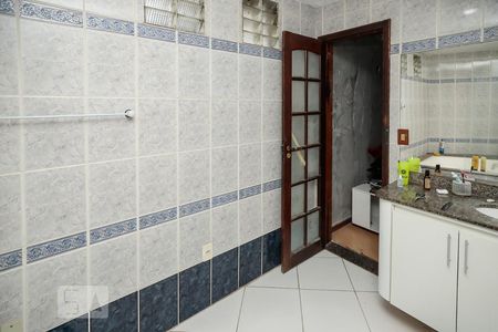 Casa de condomínio à venda com 280m², 4 quartos e sem vaga Casa de condomínio à venda com 280m², 4 quartos e sem vagaBanheiro Suíte