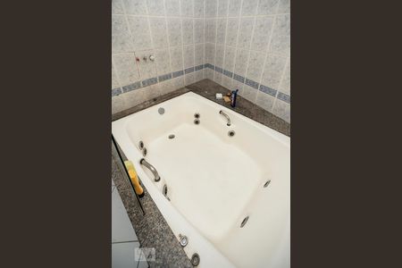 Casa de condomínio à venda com 280m², 4 quartos e sem vaga Casa de condomínio à venda com 280m², 4 quartos e sem vagaBanheiro Suíte