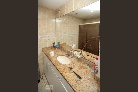 Casa de condomínio à venda com 280m², 4 quartos e sem vaga Casa de condomínio à venda com 280m², 4 quartos e sem vagaBanheiro