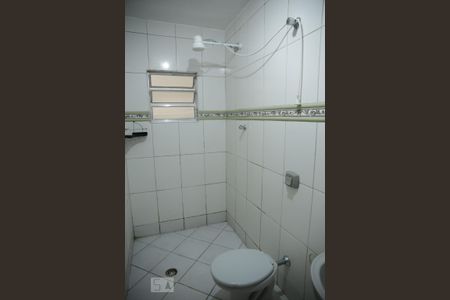 Banheiro de kitnet/studio para alugar com 1 quarto, 27m² em Vila Nova York, São Paulo