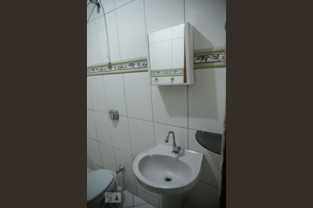 Banheiro de kitnet/studio para alugar com 1 quarto, 27m² em Vila Nova York, São Paulo