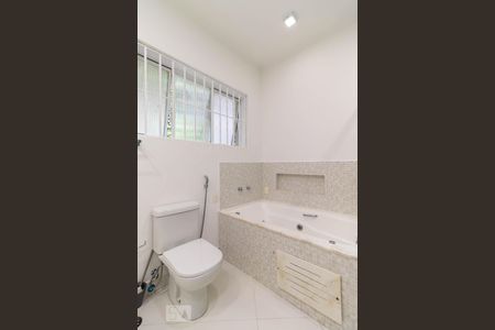 Casa para alugar com 220m², 3 quartos e 2 vagas Casa para alugar com 220m², 3 quartos e 2 vagasBanheiro da suíte