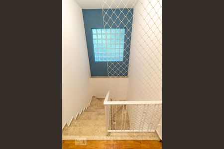 Casa para alugar com 220m², 3 quartos e 2 vagas Casa para alugar com 220m², 3 quartos e 2 vagasEscada