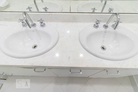 Casa para alugar com 220m², 3 quartos e 2 vagas Casa para alugar com 220m², 3 quartos e 2 vagasBanheiro da suíte