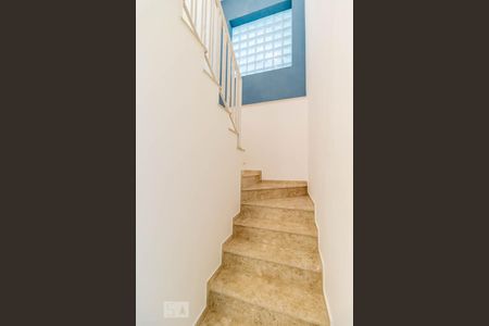 Casa para alugar com 220m², 3 quartos e 2 vagas Casa para alugar com 220m², 3 quartos e 2 vagasEscada