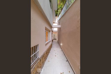 Casa para alugar com 220m², 3 quartos e 2 vagas Casa para alugar com 220m², 3 quartos e 2 vagasCorredor externo