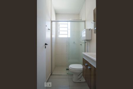 Banheiro de apartamento à venda com 1 quarto, 40m² em Cavalhada, Porto Alegre