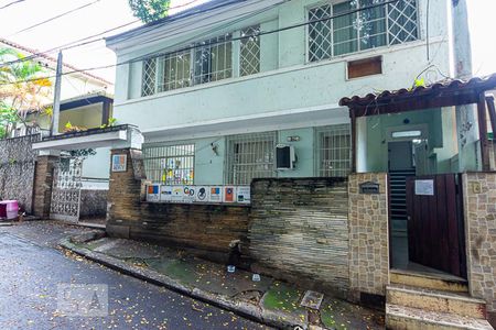 Casa de condomínio à venda com 140m², 6 quartos e sem vaga Casa de condomínio à venda com 140m², 6 quartos e sem vagaFachada