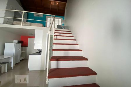 Studio para alugar com 37m², 1 quarto e 1 vaga Studio para alugar com 37m², 1 quarto e 1 vagaEscada