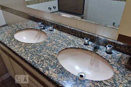 Apartamento à venda com 193m², 4 quartos e 4 vagasBanheiro da Suíte 1