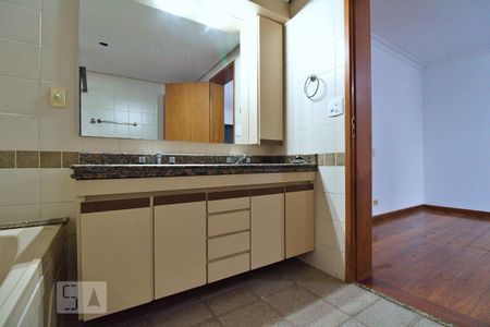 Apartamento à venda com 193m², 4 quartos e 4 vagasBanheiro da Suíte 1