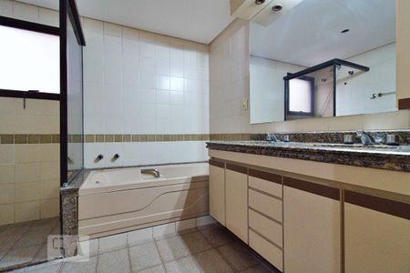 Apartamento à venda com 193m², 4 quartos e 4 vagasBanheiro da Suíte 1