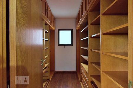 Apartamento à venda com 193m², 4 quartos e 4 vagasCloset da Suíte 1