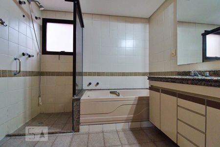 Apartamento à venda com 193m², 4 quartos e 4 vagasBanheiro da Suíte 1