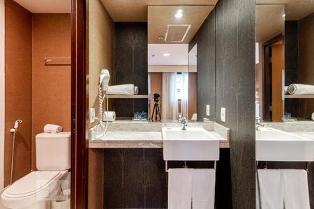 Banheiro de kitnet/studio à venda com 1 quarto, 25m² em Indianópolis, São Paulo