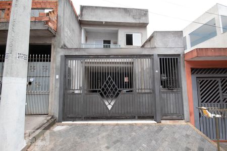 Casa à venda com 200m², 3 quartos e 2 vagas Casa à venda com 200m², 3 quartos e 2 vagasFachada