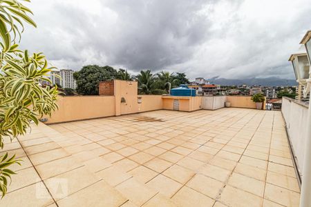 Casa à venda com 968m², 2 quartos e 1 vaga Casa à venda com 968m², 2 quartos e 1 vagaTerraço