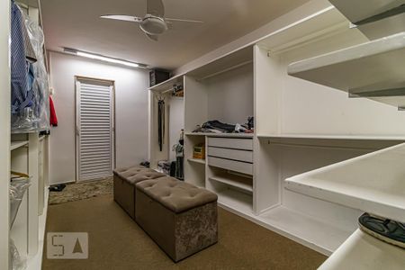 Casa à venda com 968m², 2 quartos e 1 vaga Casa à venda com 968m², 2 quartos e 1 vagaCloset do quarto 2
