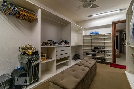 Casa à venda com 968m², 2 quartos e 1 vaga Casa à venda com 968m², 2 quartos e 1 vagaCloset do quarto 2