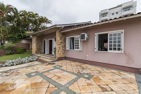 Casa à venda com 340m², 4 quartos e 4 vagasFachada