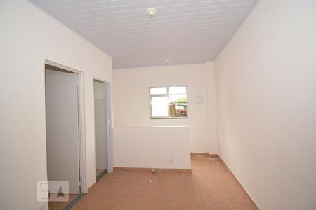 Sala de casa para alugar com 2 quartos, 50m² em Bento Ribeiro, Rio de Janeiro