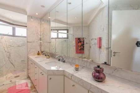 Apartamento à venda com 276m², 3 quartos e 4 vagasBanheiro da Suíte 1