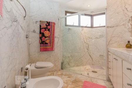 Apartamento à venda com 276m², 3 quartos e 4 vagasBanheiro da Suíte 1