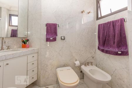 Apartamento à venda com 276m², 3 quartos e 4 vagasBanheiro da Suíte 2