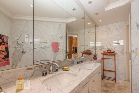 Apartamento à venda com 276m², 3 quartos e 4 vagasBanheiro da Suíte 1