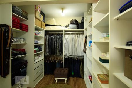 Casa à venda com 228m², 3 quartos e 4 vagas Casa à venda com 228m², 3 quartos e 4 vagasCloset