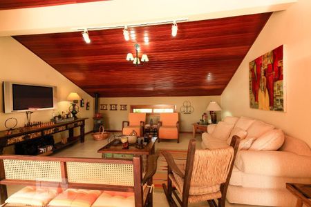 Casa à venda com 228m², 3 quartos e 4 vagas Casa à venda com 228m², 3 quartos e 4 vagasSala de TV