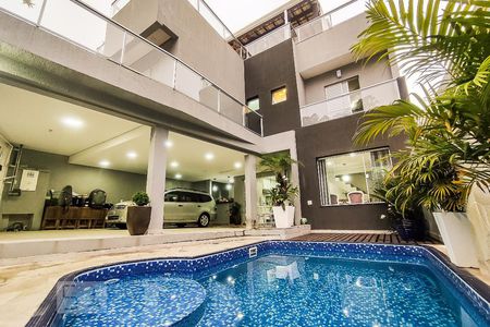 Casa à venda com 350m², 4 quartos e 4 vagas Casa à venda com 350m², 4 quartos e 4 vagasFachada