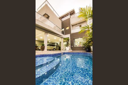 Casa à venda com 350m², 4 quartos e 4 vagas Casa à venda com 350m², 4 quartos e 4 vagasPiscina